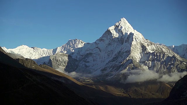 Ama Dablam(6170米)和Khumbu山谷的全景视频素材