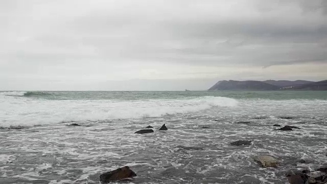 暴风雨，大海和地平线上的山脉视频素材