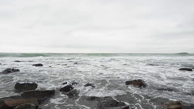 慢镜头大海里的大浪沙滩上的小浪视频素材