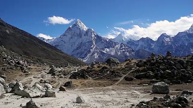 Ama Dablam(6170米)和Khumbu山谷的全景视频素材