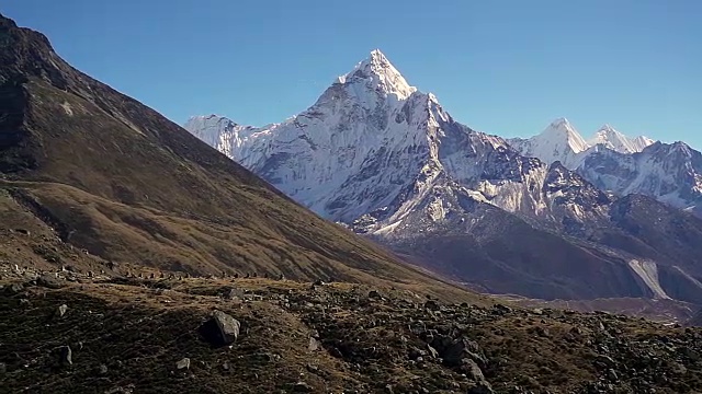 Ama Dablam(6170米)和Khumbu山谷的全景视频素材