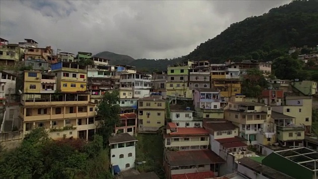 Favela Aerial:俯瞰山顶上的Favela房屋视频素材