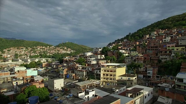 Favela Aerial:巴西，里约热内卢，山顶Favela缓慢的侧向移动视频素材