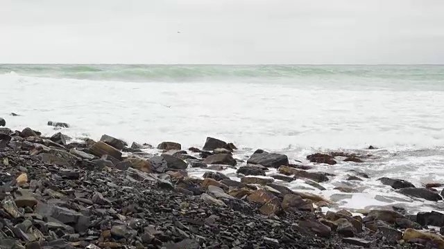 暴风雨在大海中翻腾，在灰色的天空中翻腾视频素材