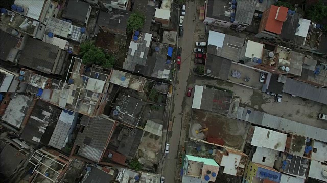 Favela Aerial:俯瞰巴西里约热内卢的街道和Favela房屋的上帝视角视频素材