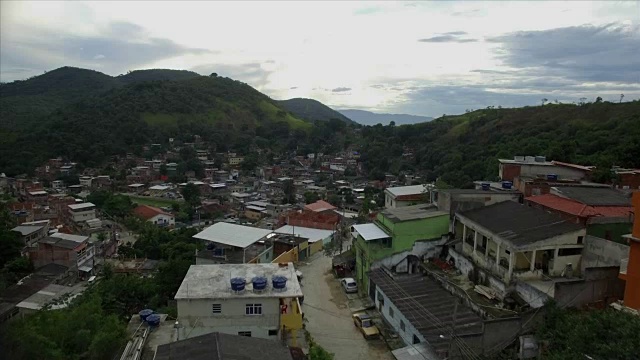 Favela Aerial:在巴西的里约热内卢，从树和贫民窟的房子上方升起的Favela Aerial视频素材