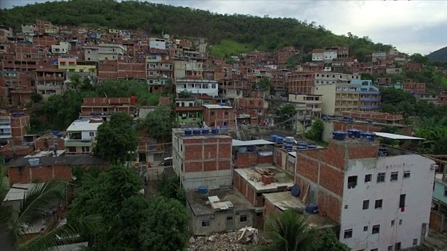 贫民窟航空:温和移动到山顶贫民窟里约热内卢de Janeiro，巴西视频素材