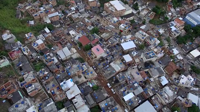 Favela Aerial:巴西，里约热内卢，从山上向下倾斜到Favela房屋视频素材