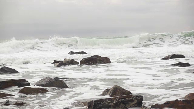 缓慢的莫一个巨大的波浪在暴风雨的海洋视频素材