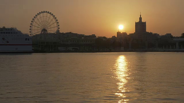 从Paseo Del Muelle Uno看日落的海港，马拉加，安达卢西亚，西班牙，欧洲视频素材