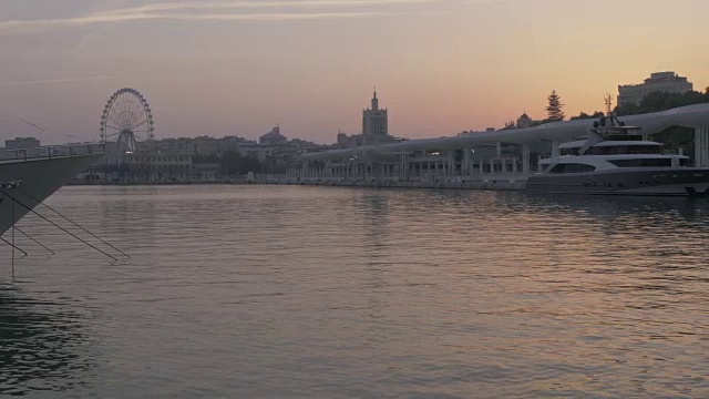 从Paseo Del Muelle Uno看日落的海港，马拉加，安达卢西亚，西班牙，欧洲视频素材