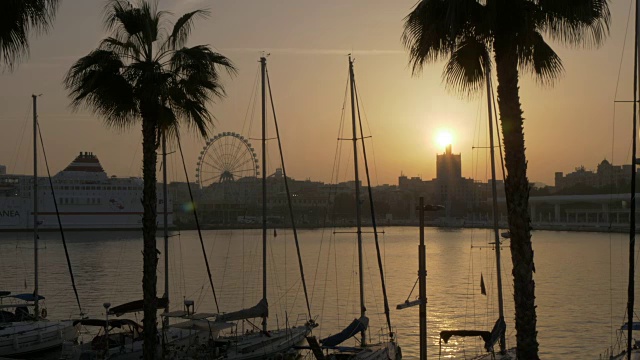 从Paseo Del Muelle Uno看日落的海港，马拉加，安达卢西亚，西班牙，欧洲视频素材