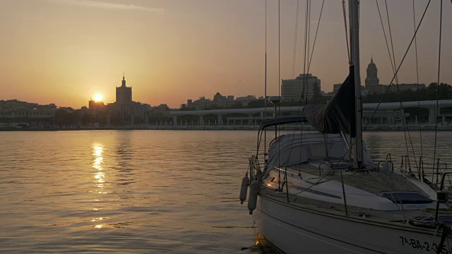 从Paseo Del Muelle Uno看日落的海港，马拉加，安达卢西亚，西班牙，欧洲视频素材