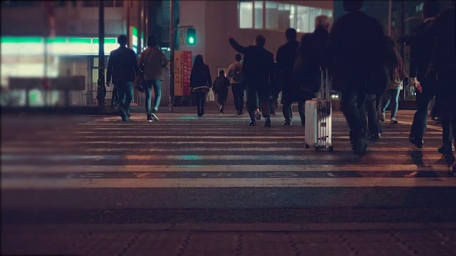 夜晚的城市。人们穿越街道。拥挤的人行道。城市生活视频素材