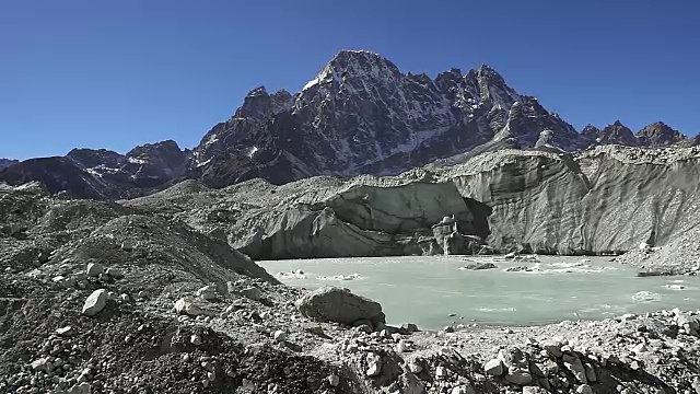 喜马拉雅山，尼泊尔，通往珠穆朗玛峰大本营的徒步旅行路线的全景。视频素材