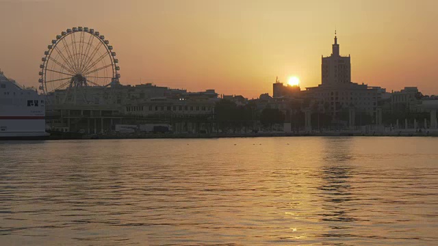 从Paseo Del Muelle Uno看日落的海港，马拉加，安达卢西亚，西班牙，欧洲视频素材