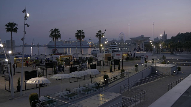 从Paseo Del Muelle Uno的黄昏海港，马拉加，安达卢西亚，西班牙，欧洲视频素材