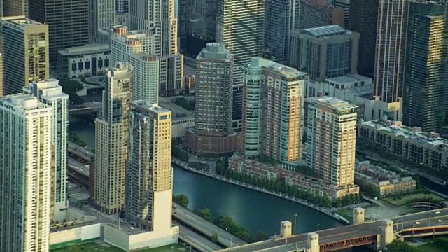 鸟瞰图芝加哥市中心的建筑和高速公路视频素材