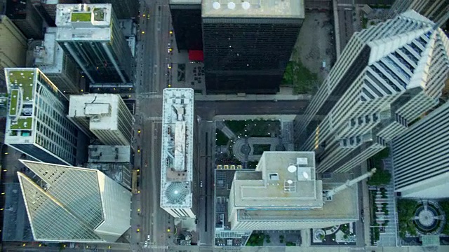 从空中俯瞰芝加哥现代摩天大楼视频素材