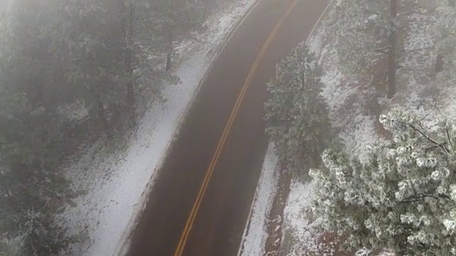 镜头从结了雪的树移到山路视频素材