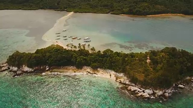 美丽的热带海滩，鸟瞰图。热带岛屿视频素材