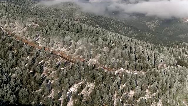 鸟瞰图接近山路视频素材