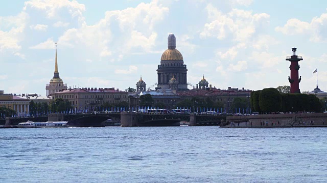 圣以撒大教堂圆顶，海军部，喙柱和宫殿桥视频素材