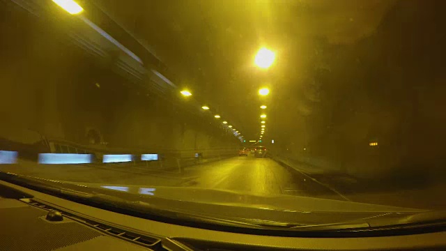 汽车飞驰过照明隧道，长途乘车旅行，道路基础设施视频素材