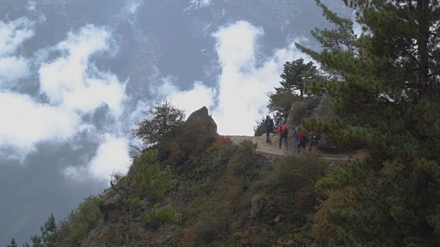 游客们沿着一条高高的山路行走视频素材