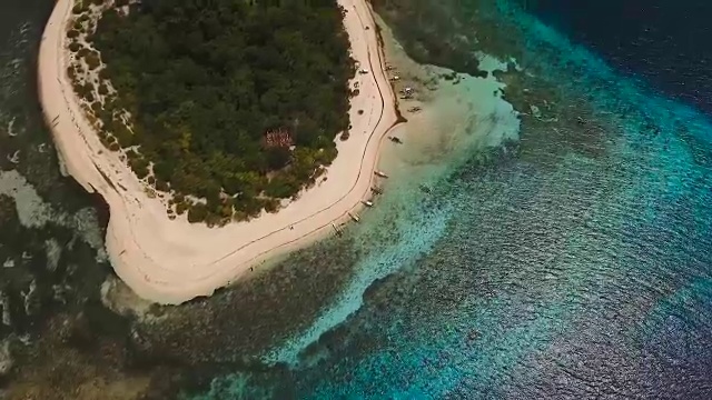 鸟瞰图美丽的海滩热带岛屿。Mantigue岛菲律宾视频素材