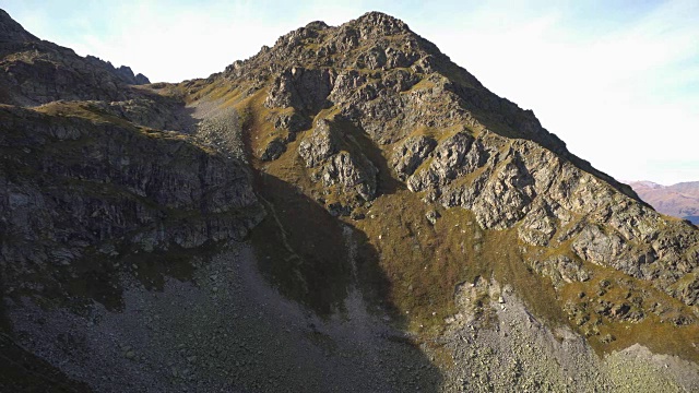 全景与高山景观，高岩石山峰视频素材