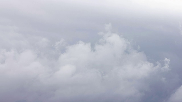 在一场雨中，天空中缓慢移动的云。视频素材