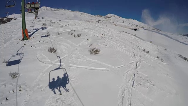 托纳莱，意大利的莱诺桥。在一个阳光明媚的日子里，滑雪者乘坐缆车到达山顶视频素材