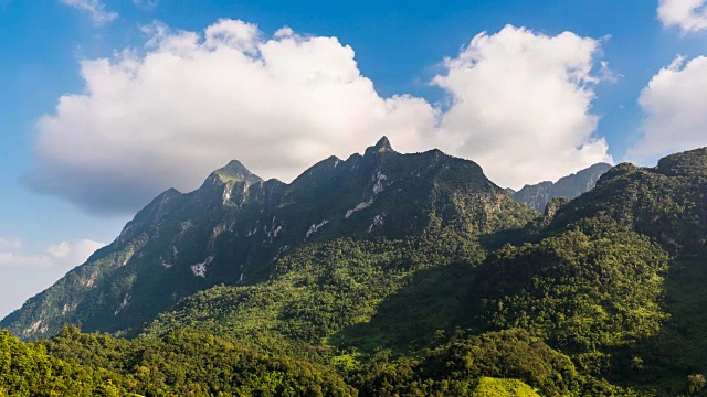 时间流逝移动云在Doi琅江道山视频素材