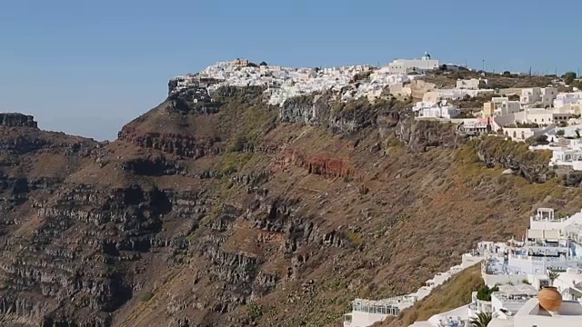 被爱琴海冲刷的圣托里尼岛火山喷口上的伊亚镇，全景视频素材