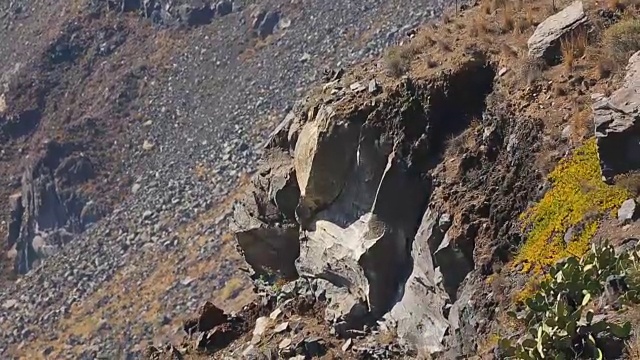 古圣托里尼岛上的火山岩，火山口地质遗迹的土壤视频素材