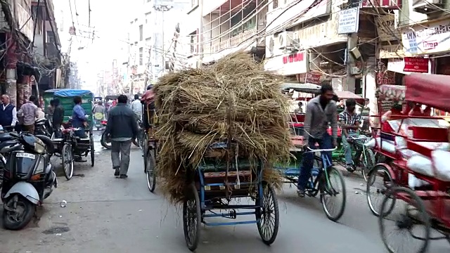 旧德里繁忙的街道(2)视频素材