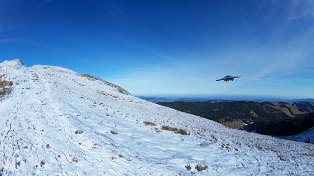 宇宙飞船在飞行，外星人的宇宙飞船飞过雪山与蓝天的背景视频素材