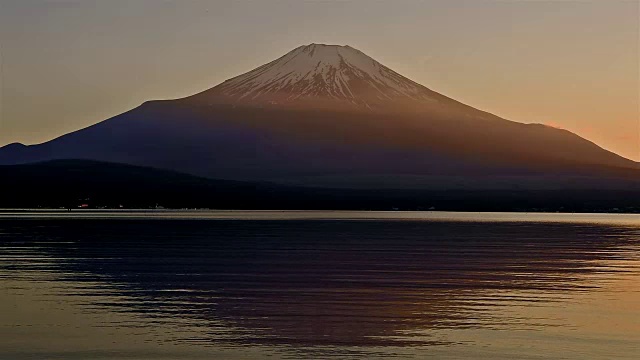 日落时富士山上的山中湖视频素材