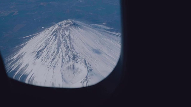 白雪覆盖的富士山鸟瞰图。视频素材