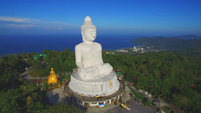 在普吉岛山顶的大佛像背后是蓝天碧海。视频素材