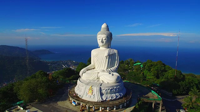 在普吉岛山顶的大佛像背后是蓝天碧海。视频素材