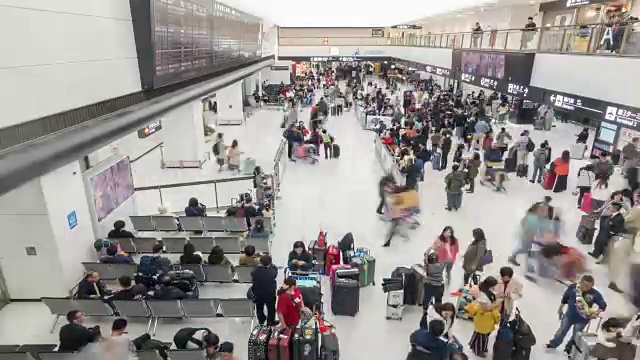 时光流逝:日本成田机场到达大厅的旅客视频素材