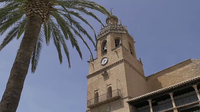 Parroquia Santa Maria la Mayor in Plaza Duquesa de Parcent，隆达，安达卢西亚，西班牙，欧洲视频素材