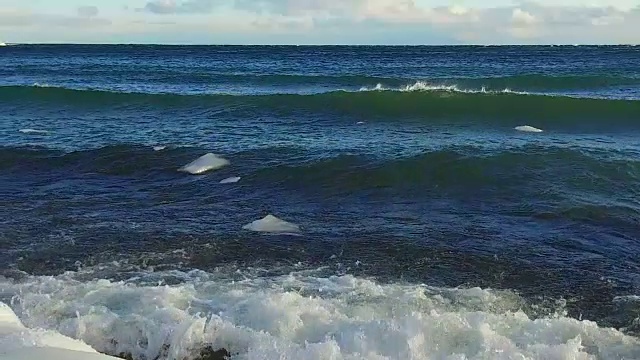 风暴和波浪缓慢地移动着视频素材