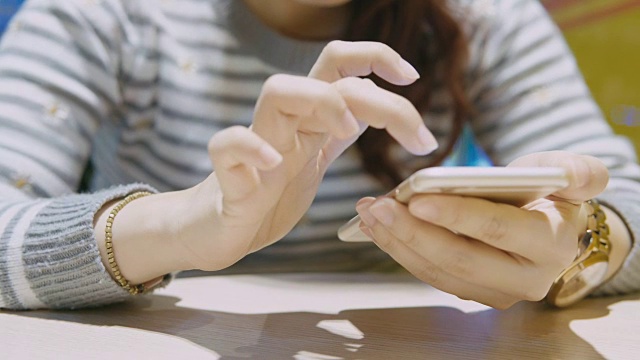 年轻女子在购物中心使用手机视频素材