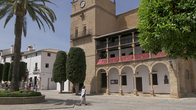 Parroquia Santa Maria la Mayor in Plaza Duquesa de Parcent，隆达，安达卢西亚，西班牙，欧洲视频素材