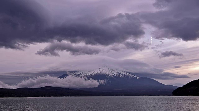 富士山上有一朵巨大的透镜状云视频素材