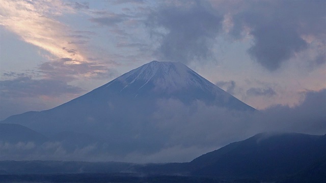 多云早晨的富士山视频素材