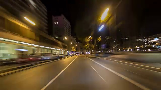 摩纳哥城市的道路交通在晚上与汽车灯光轨迹时间推移，超速行驶视频素材